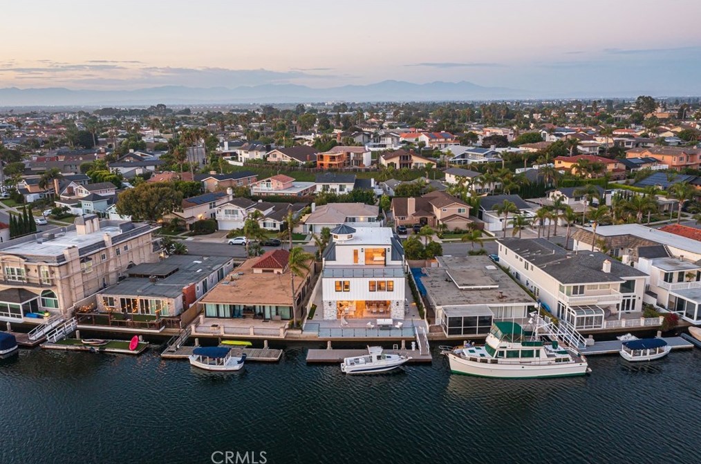 17007 Edgewater Ln, Huntington Beach CA  92649-4207 exterior