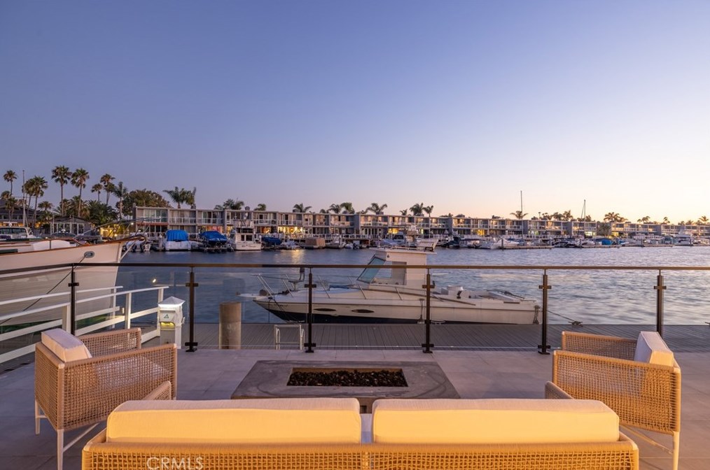 17007 Edgewater Ln, Huntington Beach CA  92649-4207 exterior