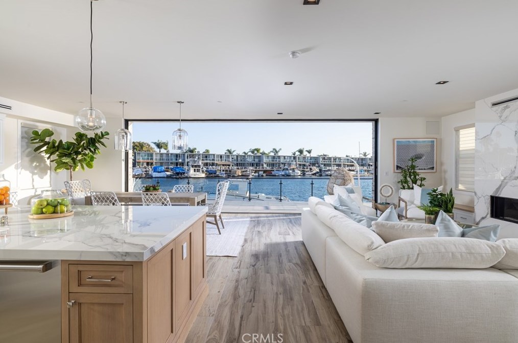 17007 Edgewater Ln, Huntington Beach CA  92649-4207 exterior