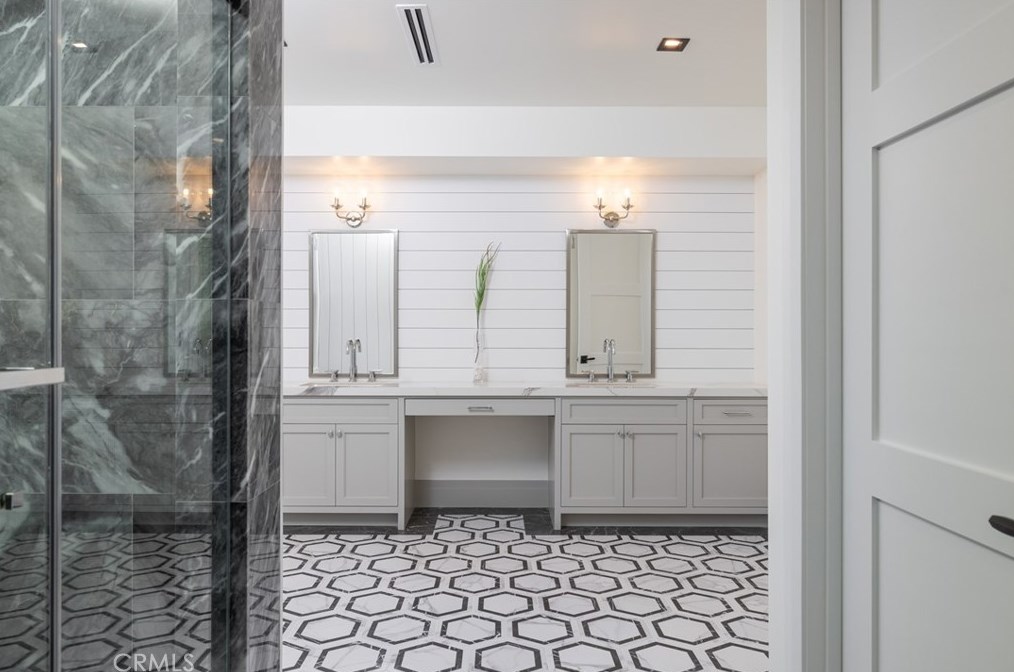 17007 Edgewater Ln, Huntington Beach CA  92649-4207 exterior