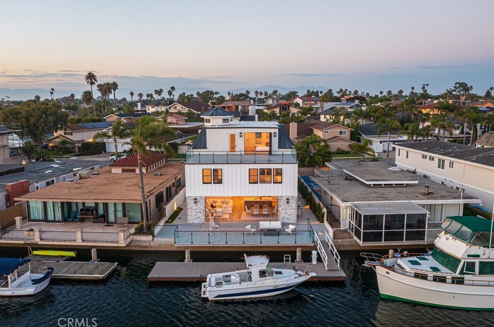 17007 Edgewater Ln, Huntington Beach CA  92649-4207 exterior