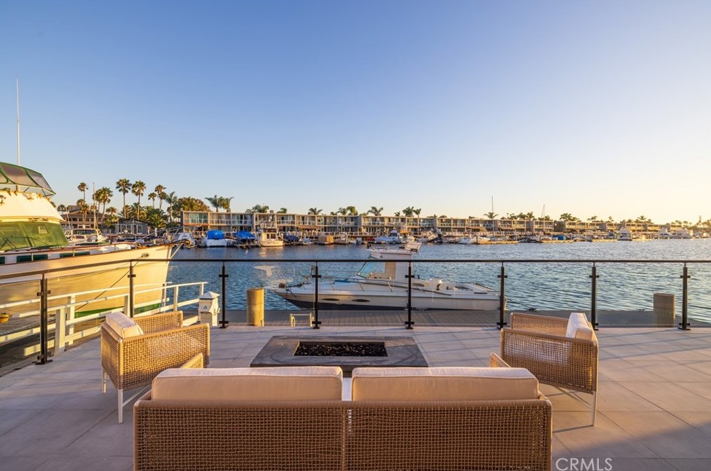 17007 Edgewater Ln, Huntington Beach CA  92649-4207 exterior