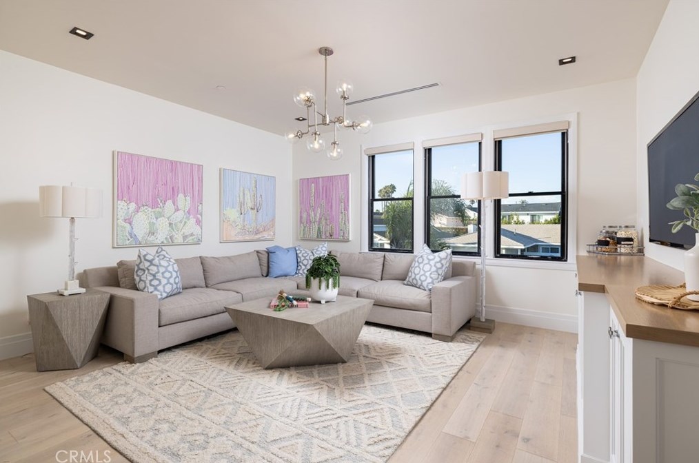 17007 Edgewater Ln, Huntington Beach CA  92649-4207 exterior