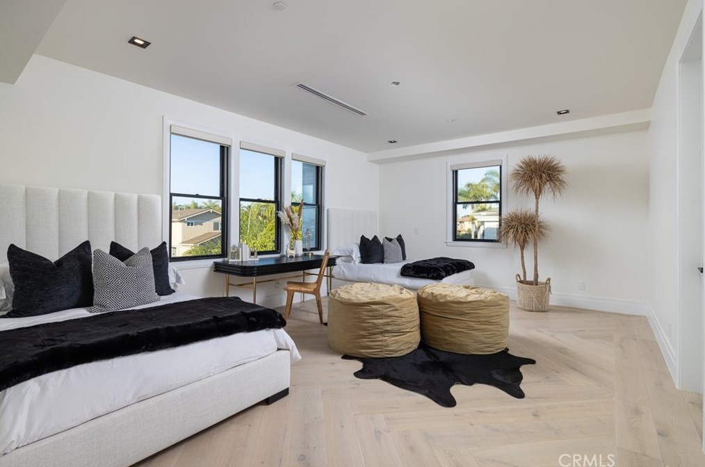 17007 Edgewater Ln, Huntington Beach CA  92649-4207 exterior