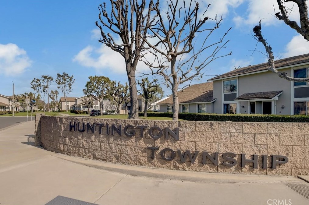 16922 Limelight Cir, Huntington Beach CA  92647-5216 exterior