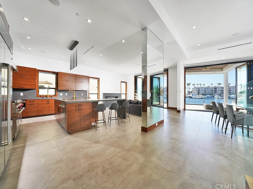 17091 Edgewater Ln, Huntington Beach CA  92649-4207 exterior