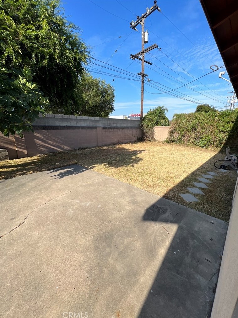 6592 Limerick Dr, Huntington Beach, CA 92647-3129