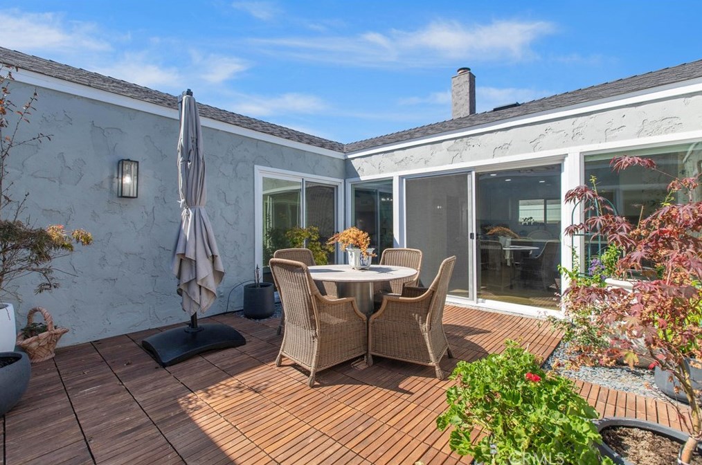 16342 Gentry Ln, Huntington Beach CA  92647-3304 exterior