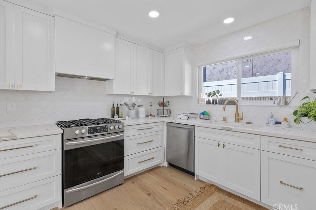 16342 Gentry Ln, Huntington Beach CA  92647-3304 exterior