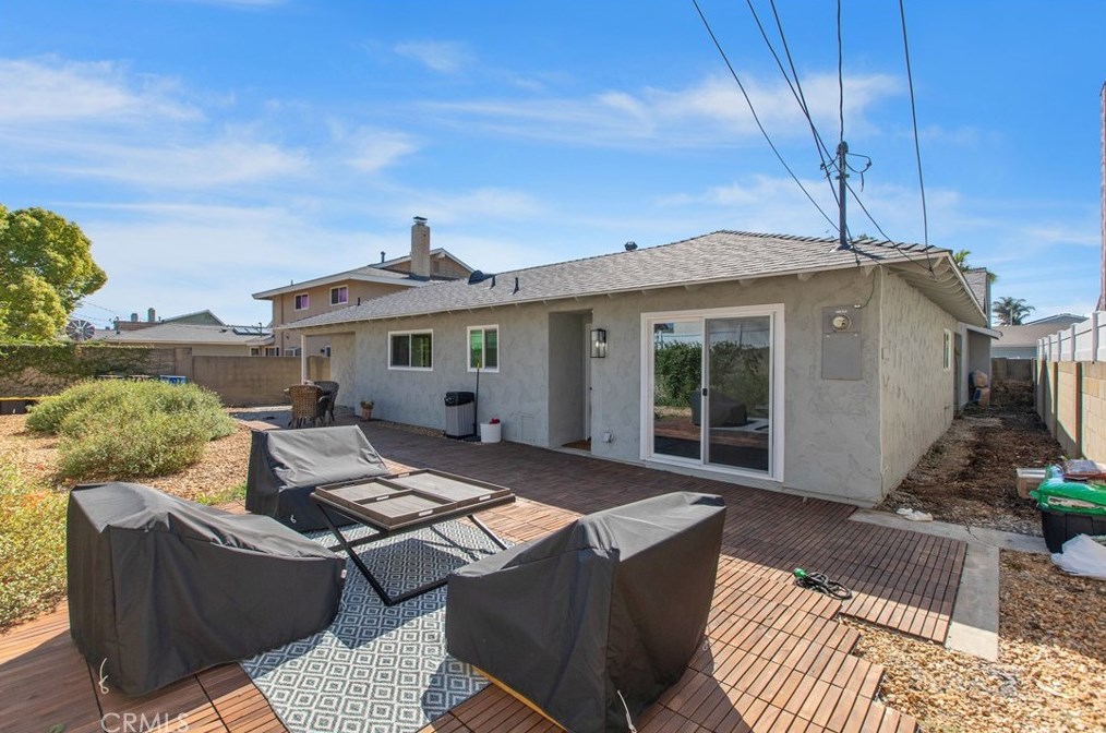 16342 Gentry Ln, Huntington Beach CA  92647-3304 exterior
