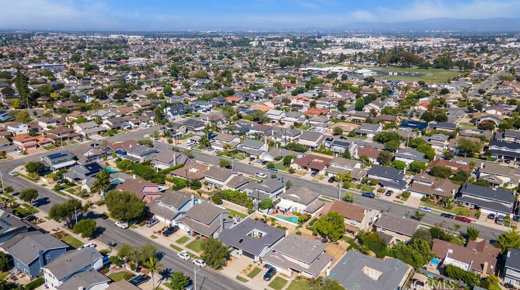 16342 Gentry Ln, Huntington Beach CA  92647-3304 exterior