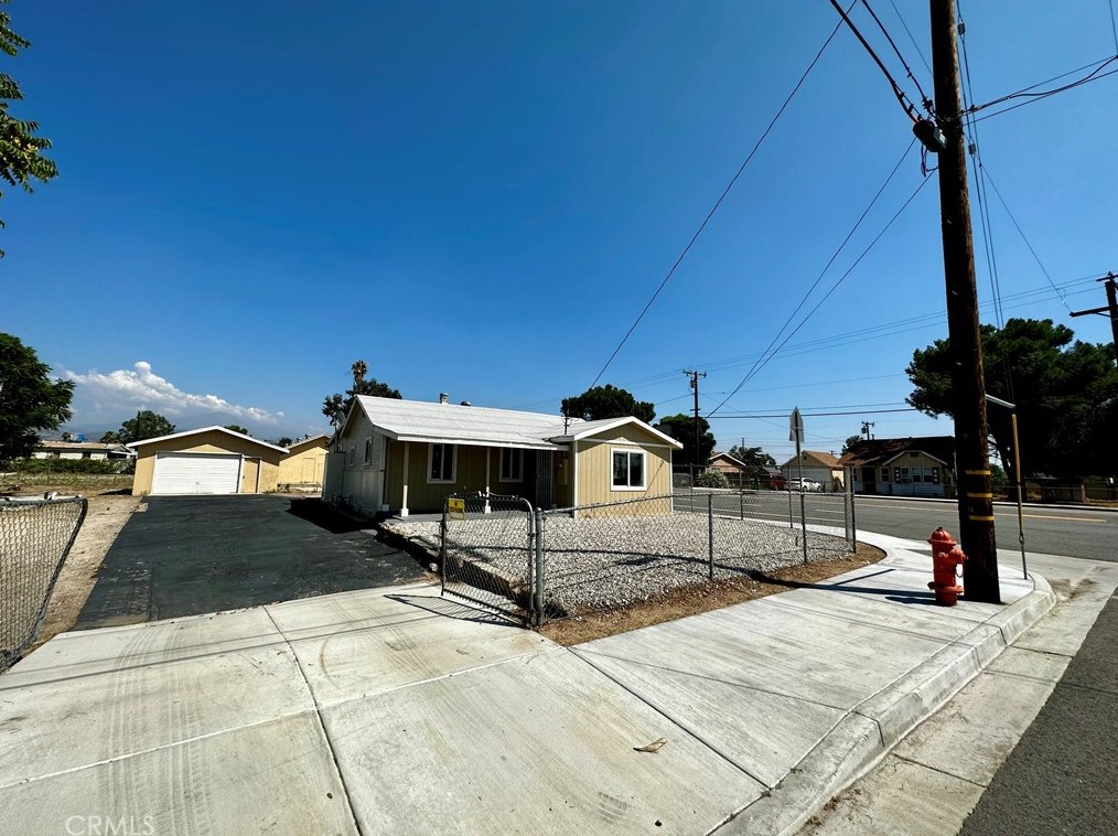 7593 Hillview St, Highland, CA 92346-3547