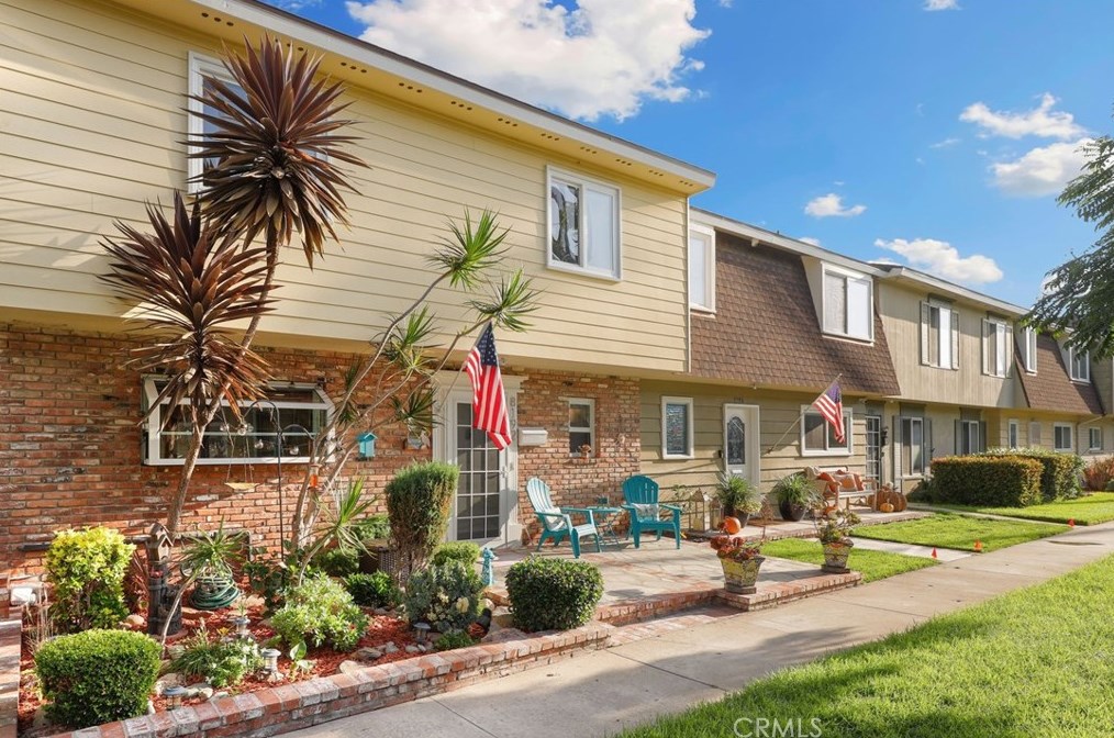 8192 Woolburn Dr, Huntington Beach, CA 92646-6758