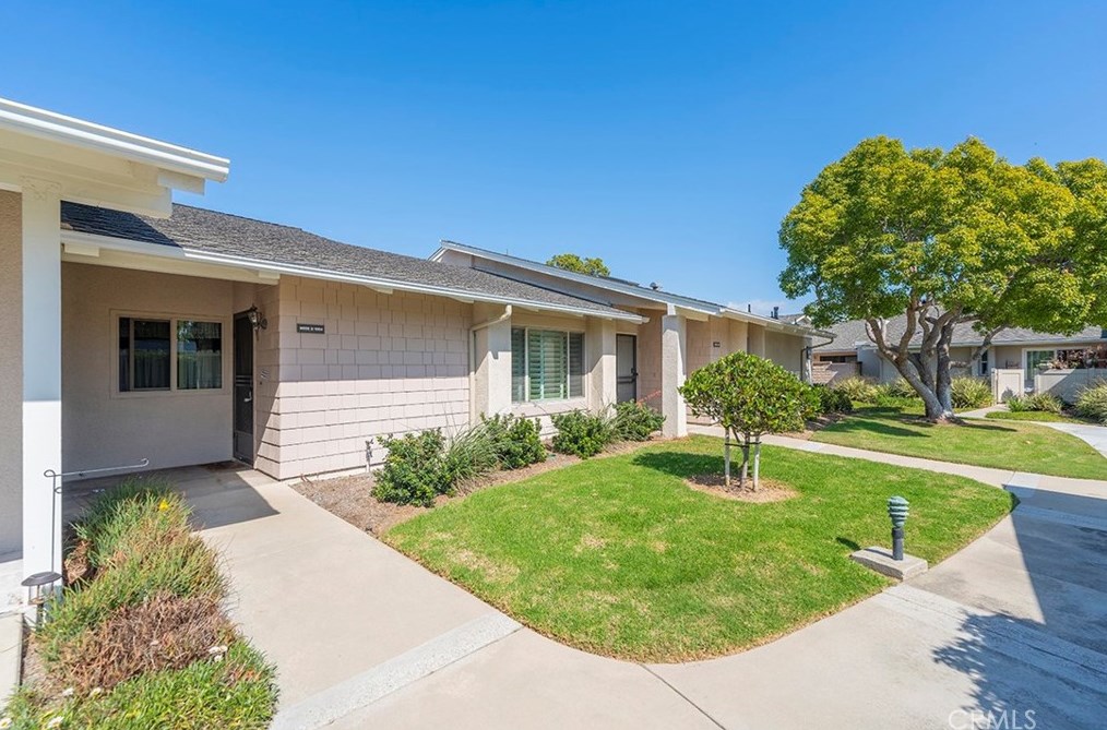 8605 Solano Cir, Huntington Beach, CA 92646-8618