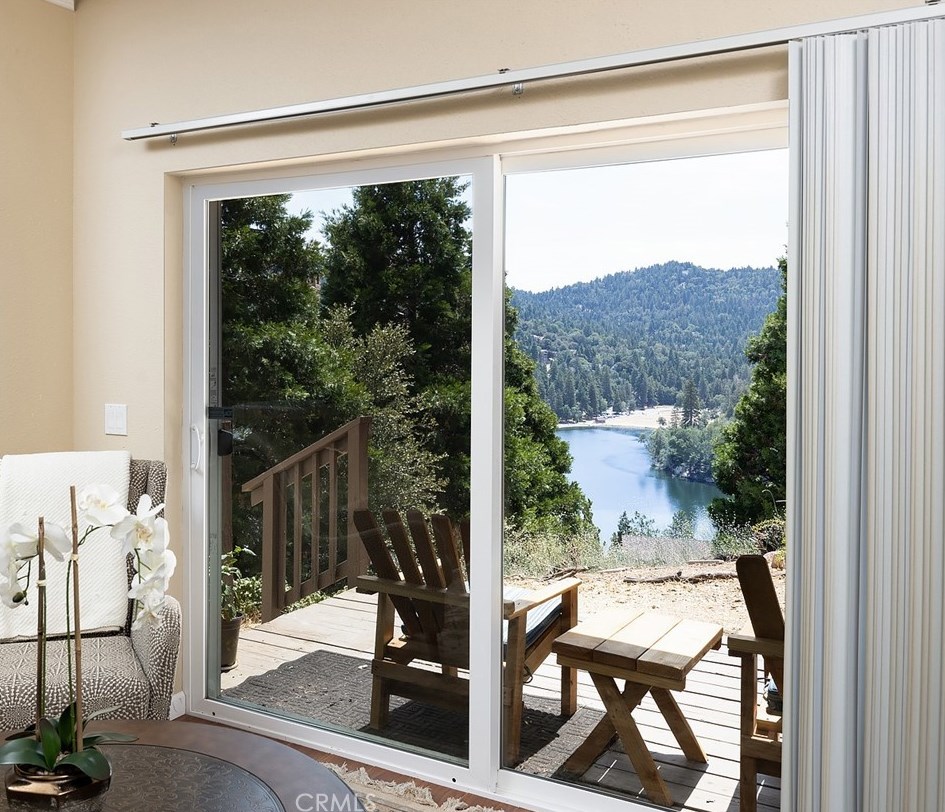 400 Wylerhorn Dr, Crestline, CA 92325