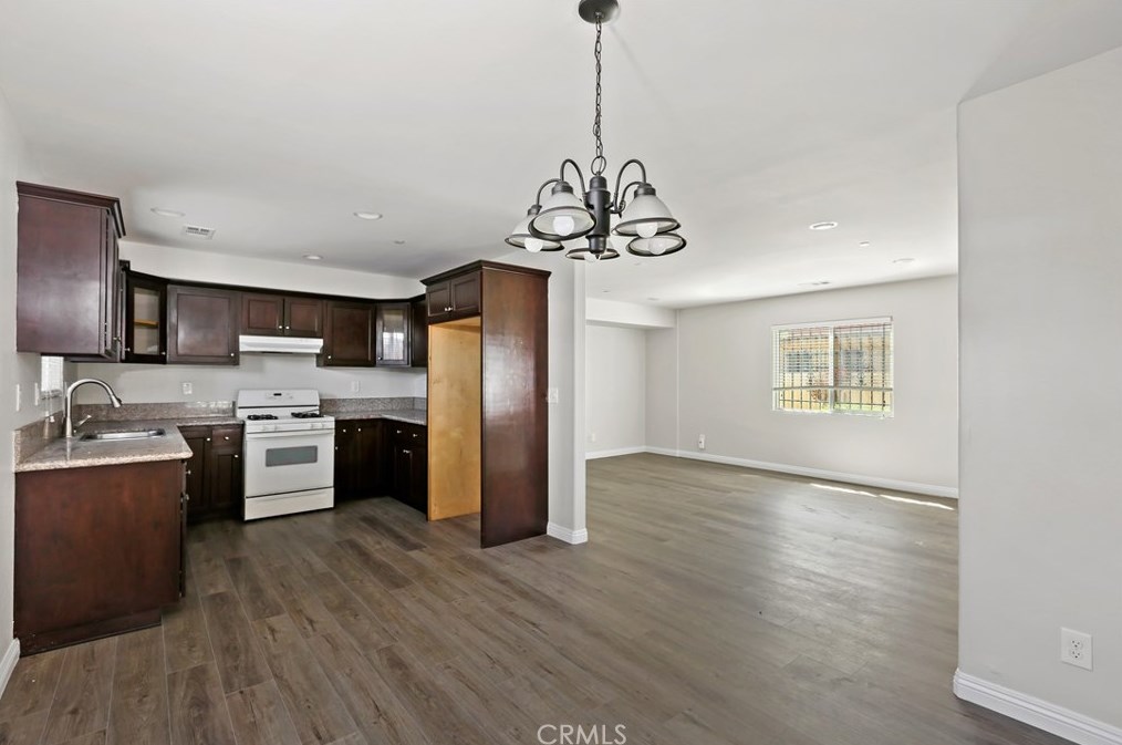 10306 Main St, Los Angeles CA  90003-4624 exterior
