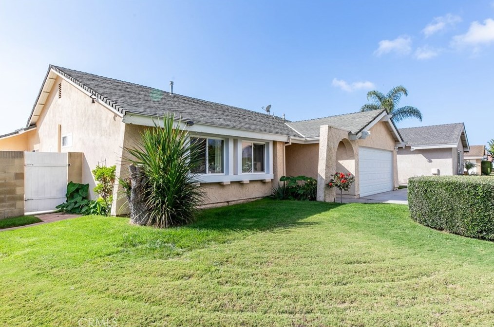 9692 Warburton Dr, Huntington Beach, CA 92646-3612