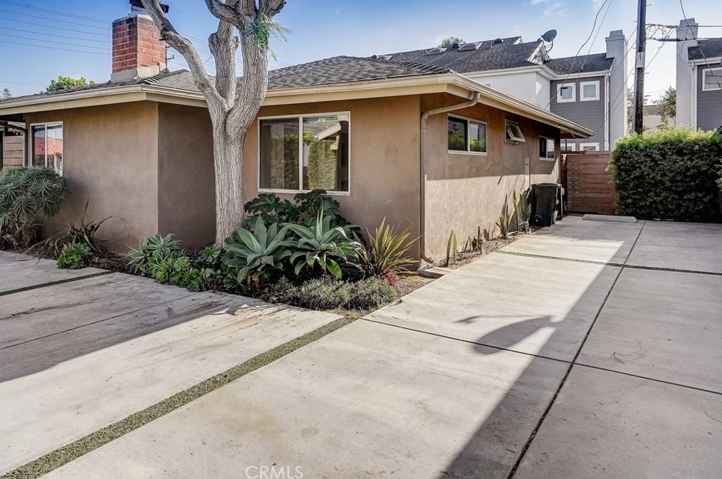 2379 Elden Ave, Costa Mesa CA  92627-1558 exterior