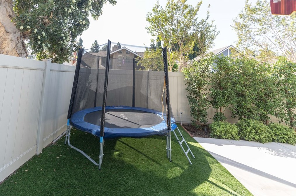 1117 Dennis Dr, Costa Mesa CA  92626-1650 exterior