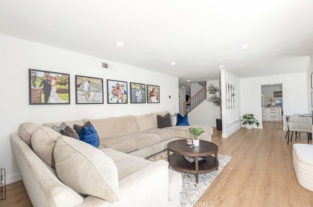 1117 Dennis Dr, Costa Mesa CA  92626-1650 exterior