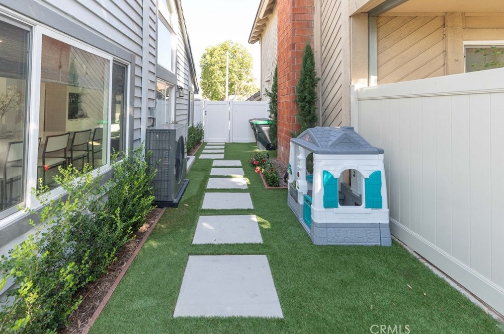 1117 Dennis Dr, Costa Mesa CA  92626-1650 exterior