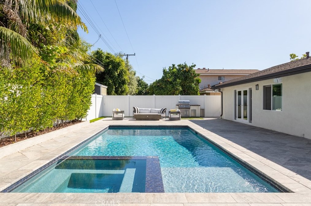 3102 Roanoke Ln, Costa Mesa CA  92626-3022 exterior