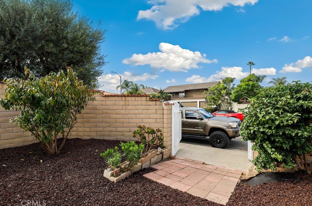 6842 Capstone Dr, Huntington Beach CA  92647-5606 exterior