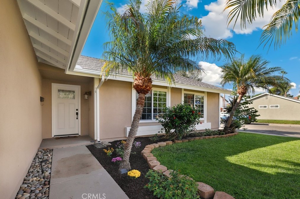 6842 Capstone Dr, Huntington Beach CA  92647-5606 exterior