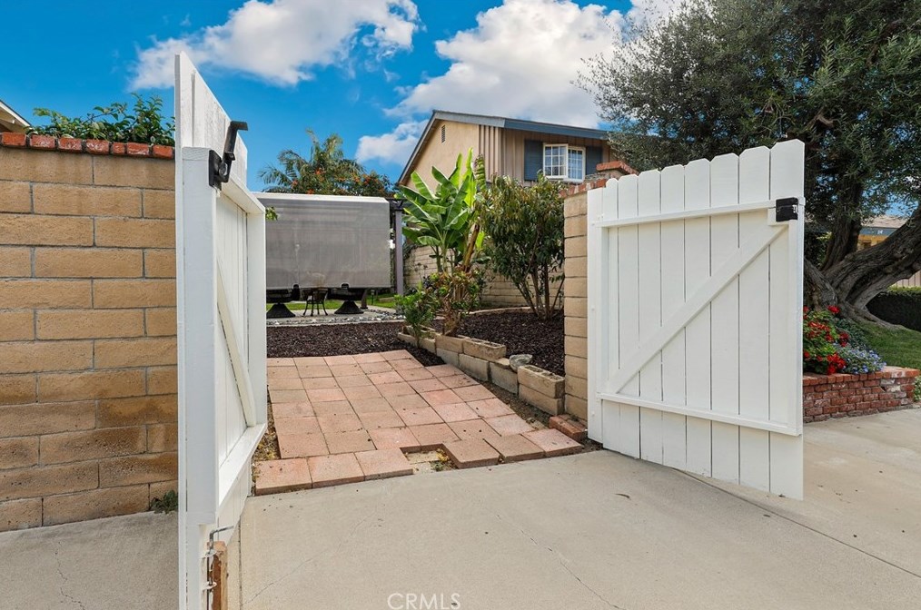 6842 Capstone Dr, Huntington Beach CA  92647-5606 exterior