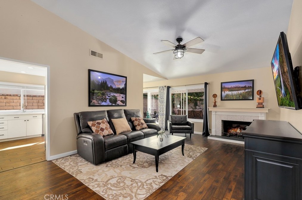 6842 Capstone Dr, Huntington Beach CA  92647-5606 exterior