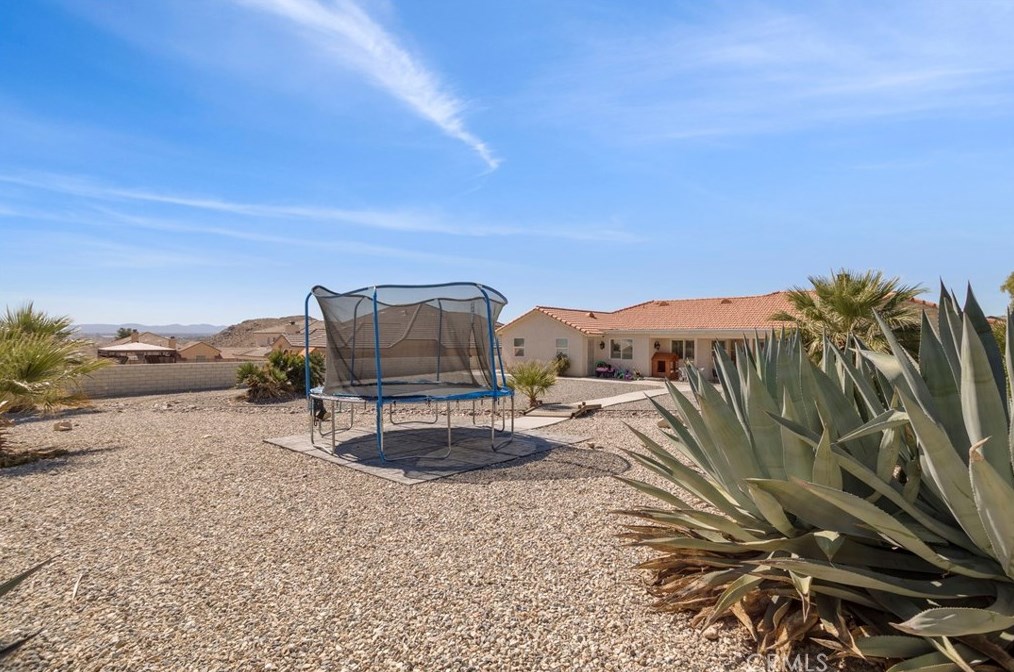 16269 Ridge View Dr, Apple Valley CA  92307-1271 exterior