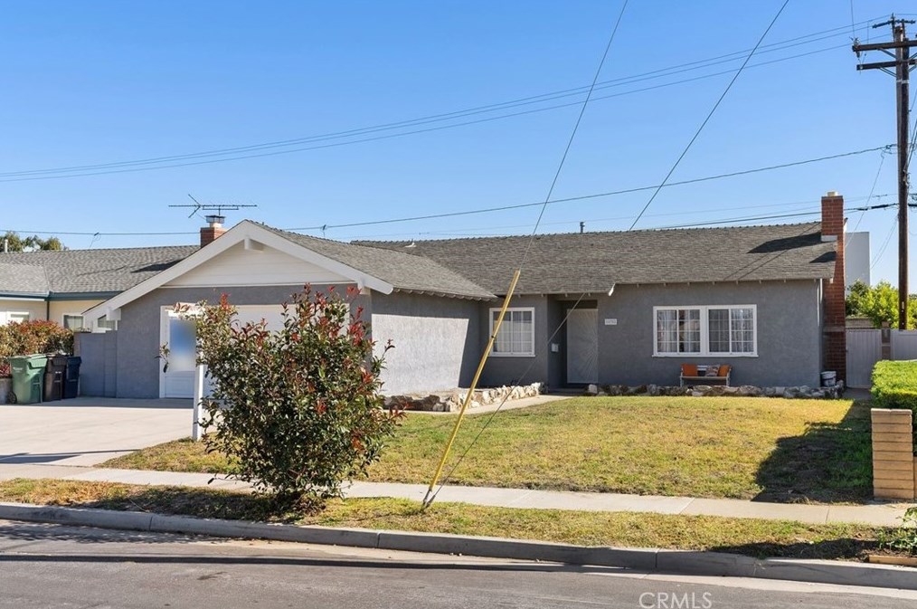 15752 Hummingbird Ln, Huntington Beach, CA 92649-1451