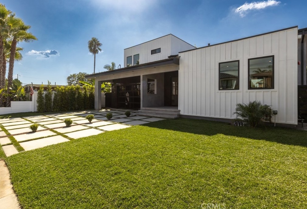 281 20th St, Costa Mesa, CA 92627-2243