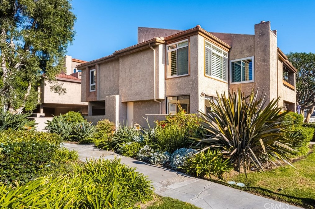 16935 Bluewater Ln, Huntington Beach, CA 92649