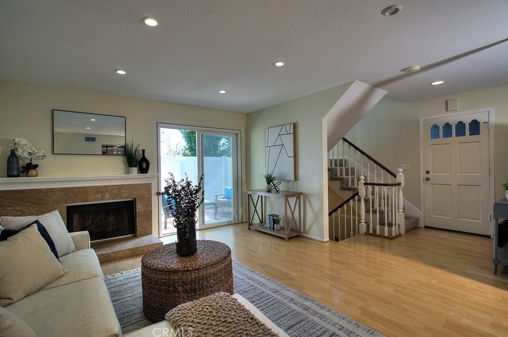 201 Mayfair Ln, Costa Mesa, CA 92627