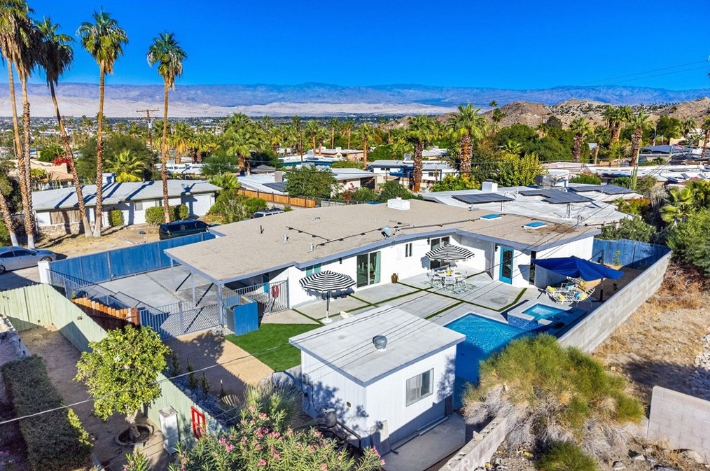 38855 Paradise Way, Cathedral City CA  92234-2356 exterior