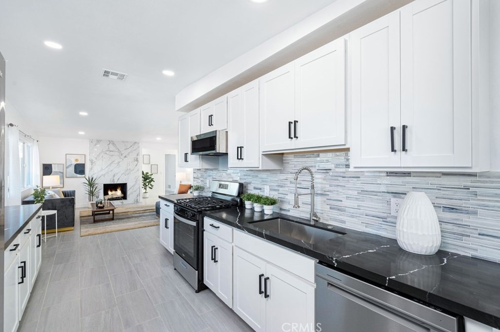 38855 Paradise Way, Cathedral City CA  92234-2356 exterior