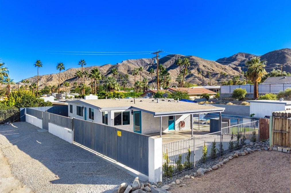 38855 Paradise Way, Cathedral City CA  92234-2356 exterior
