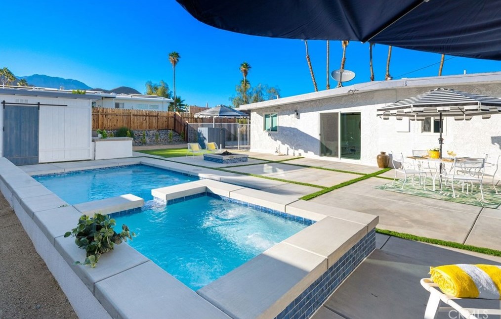 38855 Paradise Way, Cathedral City CA  92234-2356 exterior