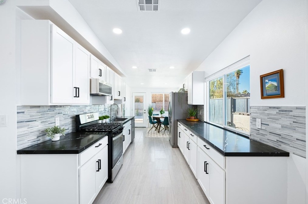 38855 Paradise Way, Cathedral City CA  92234-2356 exterior