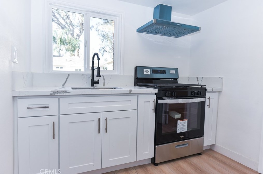 7032 Crebs Ave, Los Angeles CA  91335-4024 exterior