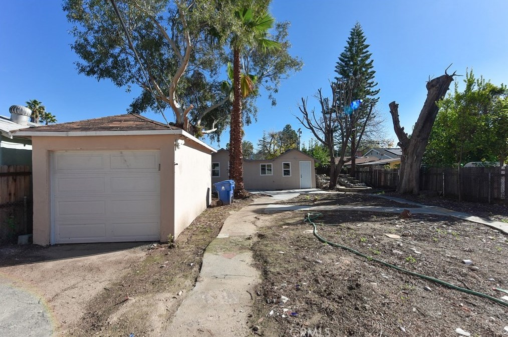 7032 Crebs Ave, Los Angeles CA  91335-4024 exterior