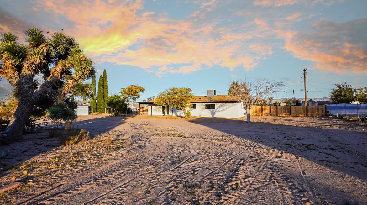 8898 8th Ave, Hesperia CA  92345-3963 exterior