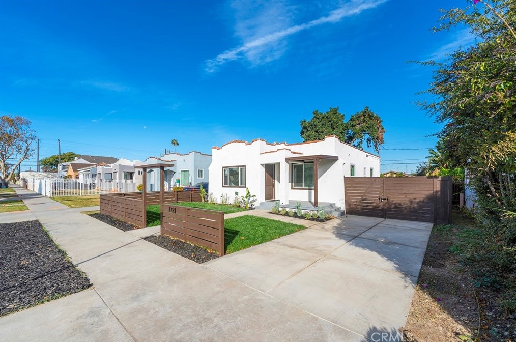 1721 69th St, Los Angeles, CA 90001-2010