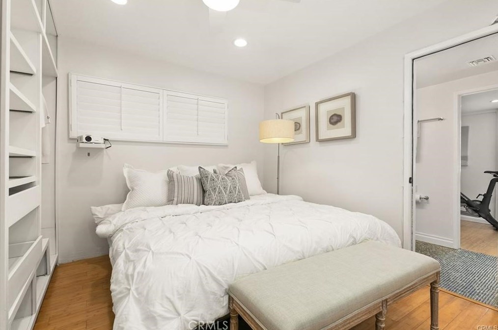 654 8th St, Hermosa Beach, CA 90254-3919