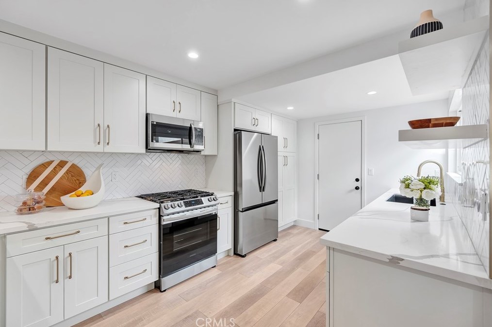 11 Whitewood Way, Irvine CA  92612-2722 exterior