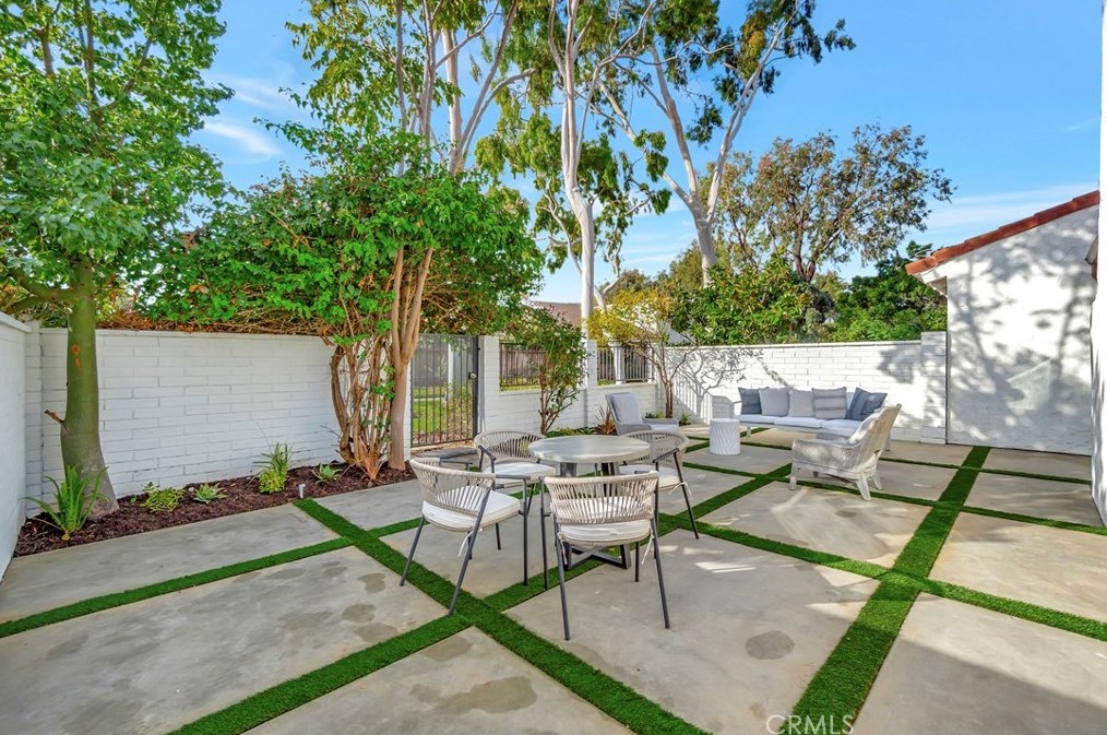 11 Whitewood Way, Irvine CA  92612-2722 exterior