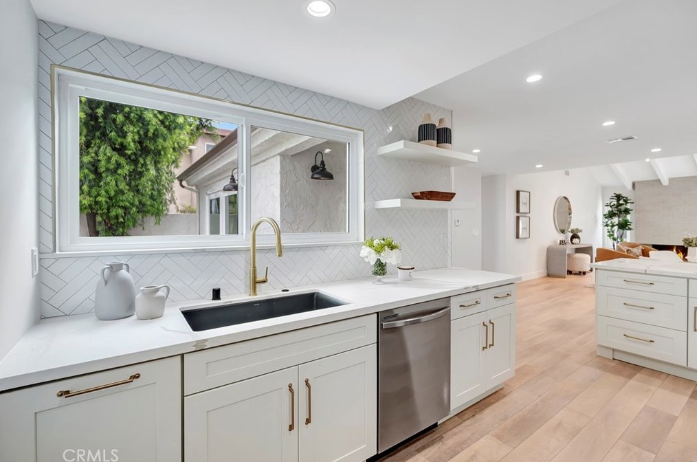 11 Whitewood Way, Irvine CA  92612-2722 exterior