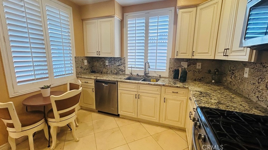 1405 Reggio Aisle, Irvine CA  92606-8879 exterior