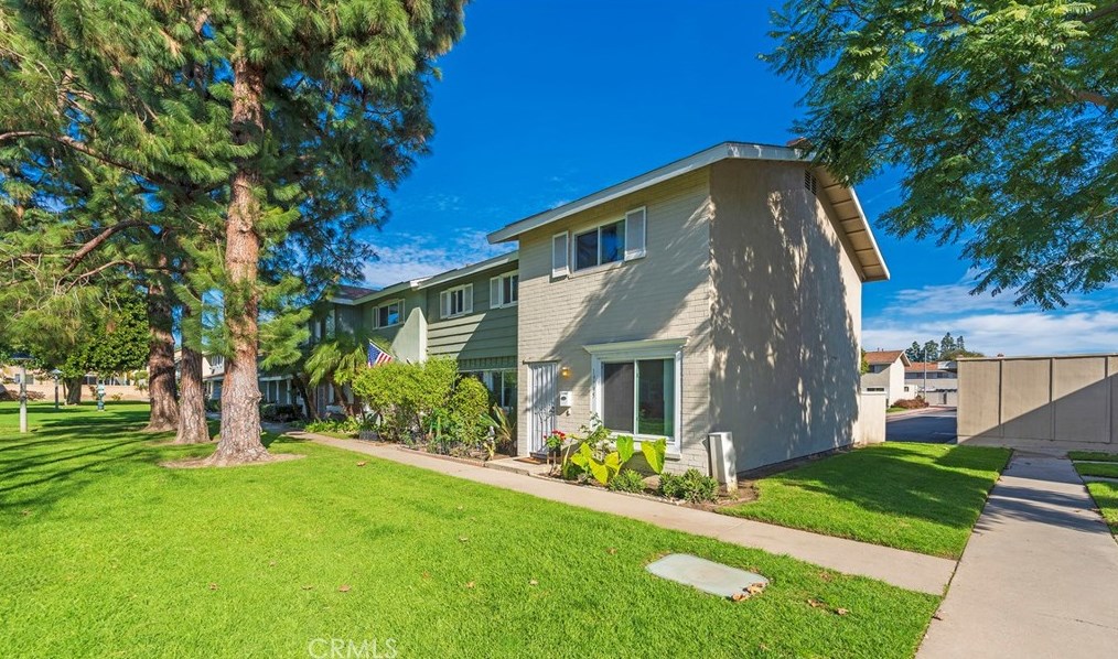 19795 Claremont Ln, Huntington Beach, CA 92646-4220